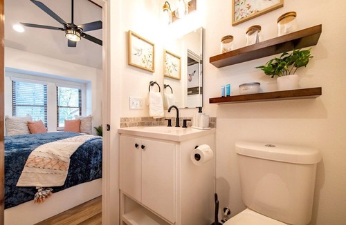 Elm Mott Cabin | Romantic Tree House for Texas Glamping in Elm Mott