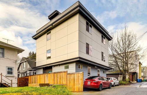 University District House | Rooftop Patio! Retreat By UW, 6 Mi to Lumen Field