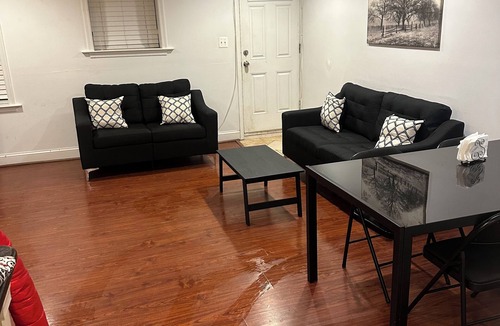 Mount Vernon Triangle Apartment | Roomy Downtown TH Apt near tourist sites