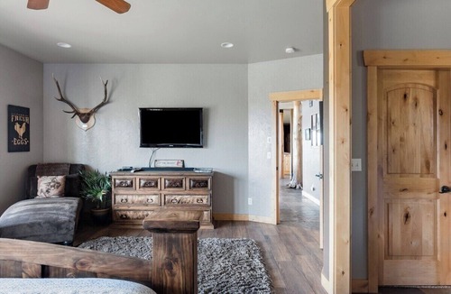 Newberg Cabin | Roosters Coop - Wine Country at a Rustic, Lodge Style Retreat with Hot Tub & Pool