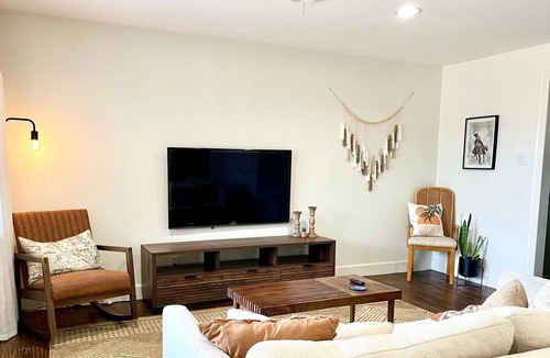 Richardson House | Rustic Boho Home in Richardson with Hot Tub!
