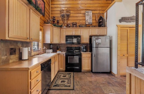 Branson Theater District Cabin | Rustic-Chic 4BR + Loft Cabin | Golf & Show Discounts!