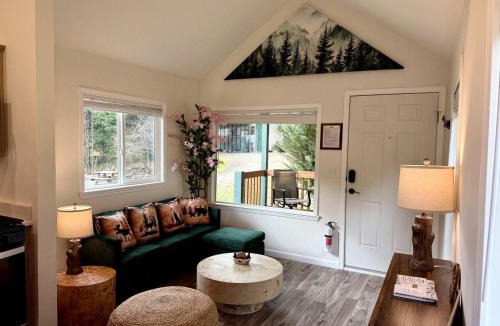 Idleyld Park House | Rustic Chic Forest Cabin with Loft, BBQ & Relaxing Fire Pit Patio in Idleyld Park, Oregon