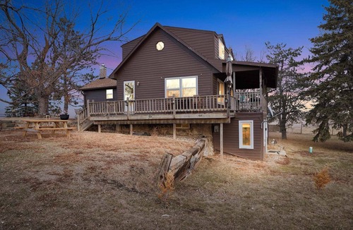 Buffalo Ridge Cabin | Rustic Shadows - Sioux Falls Escape, Firepit, Pet Friendly!