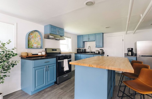Irving Park East Apartment | Sacramento - Stylish 2BR Apt in Irving Park