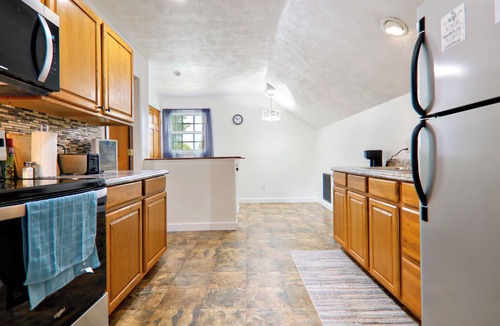 Lincoln Apartment | Safe, No Cleaning Fee, Fully Furnished Detached Garage Guesthouse