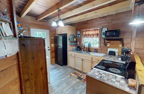 Keslers Cross Lanes Cabin | Sawmill Retreat located near Summersville Lake/Gauley River with hot tub