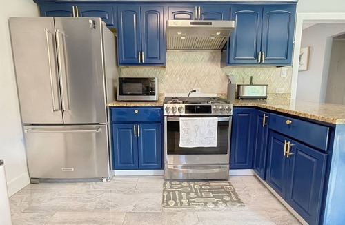 Forestview House | Schaumburg Modern 4BR Farmhouse w/Private Master & Sleeps 9. Families & groups