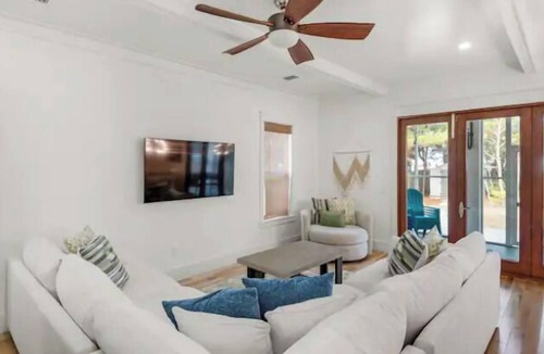 Village of Sugar Beach House | 🦩Sea La Vie at Sugar Beach~Pet-Friendly🦩