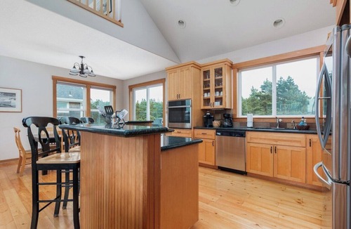 Kiwanda Shores House | Sea Mist Hot tub, block to beach, great deck. 4BR