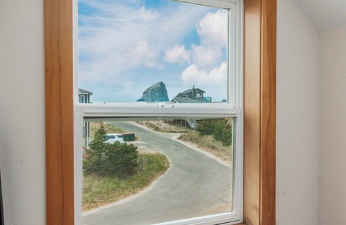 Kiwanda Shores House | Sea Mist Hot tub, block to beach, great deck. 4BR