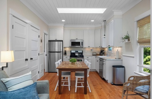 Seabrook House | Seabrook's Beachy Keen, a private hot tub