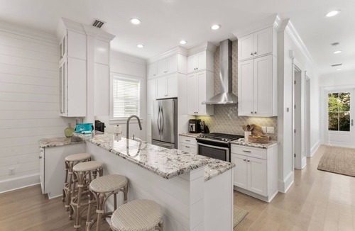 Greenway Park House | Seaplane Cottage, Dog Friendly! 4 Bikes