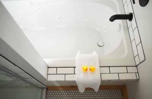 Long Beach Hotel | Seaview Sanctuary: 3 Beautiful Units, Pool! Close to Beard's Hollow View Point