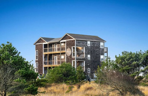 Long Beach Hotel | Seaview Sanctuary: 3 Beautiful Units, Pool! Close to Beard's Hollow View Point
