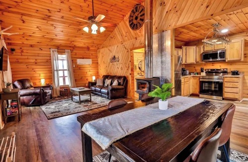 Louisa Cabin | Secluded 2 Bedroom Timber Ridge Cabin- Hot Tub, Lake Boat Ramp 1 Mile, Fishing