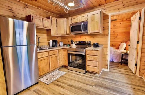 Louisa Cabin | Secluded 2 Bedroom Timber Ridge Cabin- Hot Tub, Lake Boat Ramp 1 Mile, Fishing