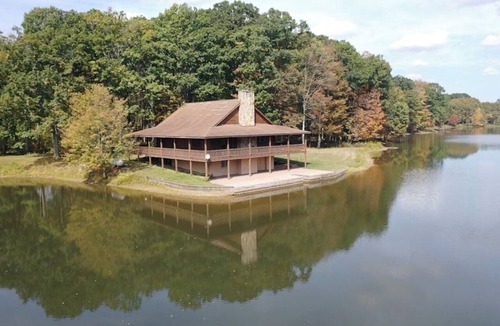 Jefferson Township House | Secluded Luxury Lakehouse | Private Lake | Near Seven Springs | Sleeps 8