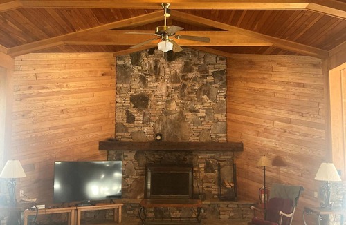 Jefferson Township House | Secluded Luxury Lakehouse | Private Lake | Near Seven Springs | Sleeps 8