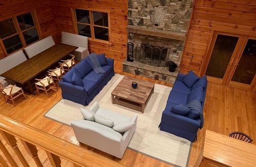 Jefferson Township House | Secluded Luxury Lakehouse | Private Lake | Near Seven Springs | Sleeps 8