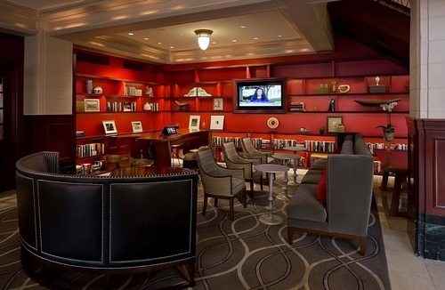 Downtown Austin Hotel | See Iconic Attractions! Elegant Suites Near Theatre and Park! Pets Allowed Here!