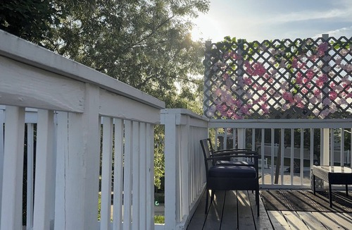 South Valley Stream Apartment | "Serene Retreat near JFK: Private Balcony, Yard, and Pool Access"