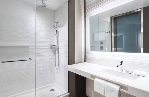 Portland Hotel | Serene Waterfront Room in Portland Perfect for Couples – Near Casco Bay Ferry
