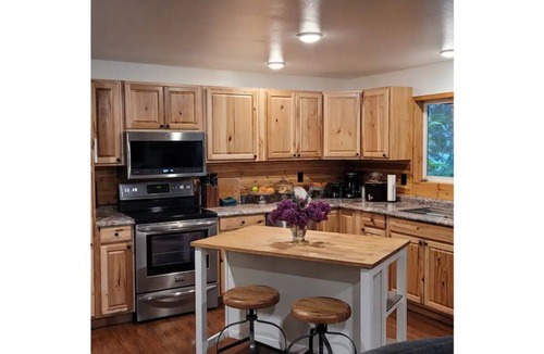 Grapeview Cottage | Serene waterfront cottage
