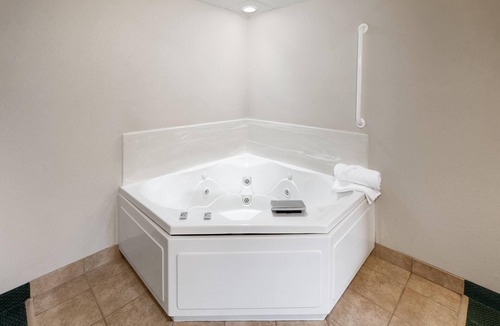 Shell Lake Hotel | Shell Lake Lodge, a Travelodge by Wyndham