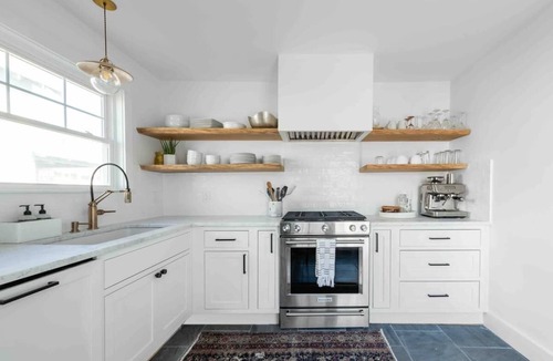 Boston Cottage | Shore House Steps to the ocean, 18 min Ferry to Boston