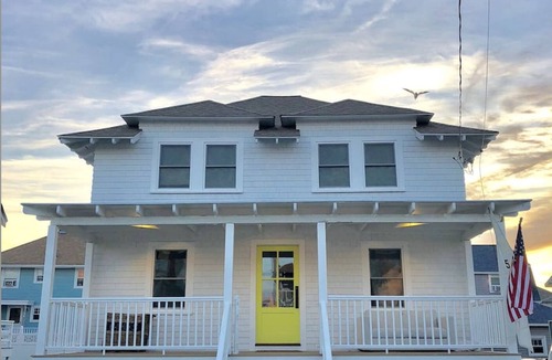 Boston Cottage | Shore House Steps to the ocean, 18 min Ferry to Boston
