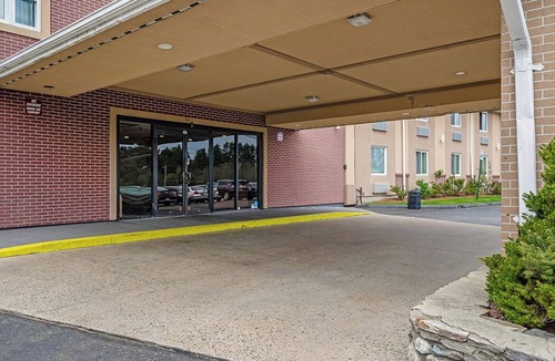 Foxboro Hotel | Short Walk to Gillette Stadium! Offers FREE Breakfast and FREE Parking!