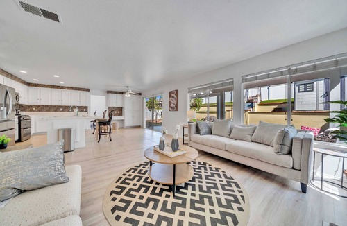 Temecula House | Single Fam Home｜Mainfloor Bedroom｜Garage Access｜Spacious Living Room #42192