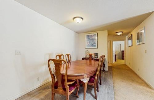 Upper Kingsbury House | Single-level home with fireplace deck grill & washer&dryer sleeps 10