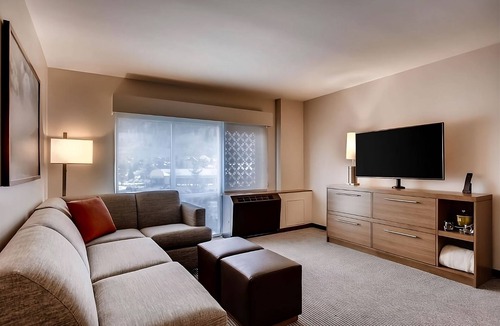 Mountain House Hotel | Ski Access! Two Relaxing Units, Free Breakfast, Jacuzzi, Mountain Views!