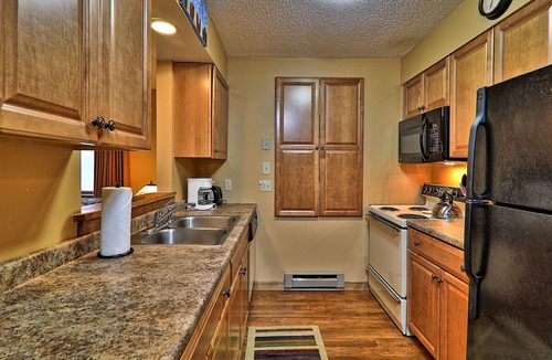 Ludlow Condo | Ski-in/out condo with tennis court, mountain views, & washer/dryer