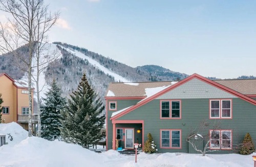 Killington House | Ski-on Ski-off w Private Hot Tub & Sauna!