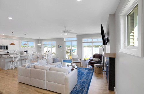 Brooklyn House | Skye Retreat : Dive Into Summer Fun at Skye Retreat on Wamplers Lake