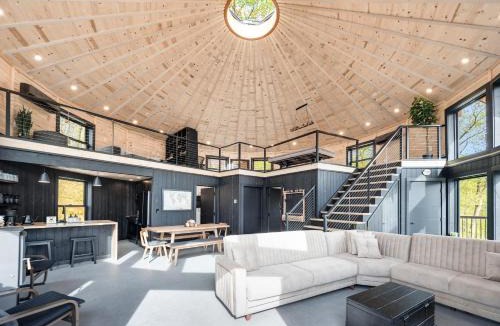 Front Royal Villa | Skyline Yurt: Hot Tub~Wood Stove~WiFi~EVcharger