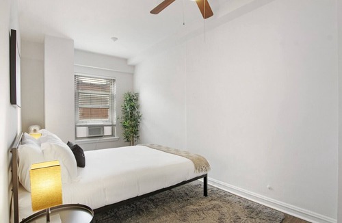 Hyde Park Apartment | Sleek & Functional 2-Bedroom Apt