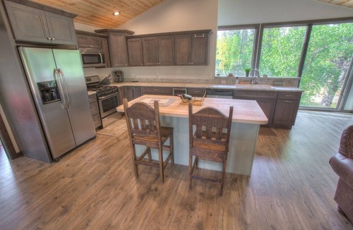 Deadwood Cabin | Sleepy Hollow Cabin with hot tub located in Powder House Pass