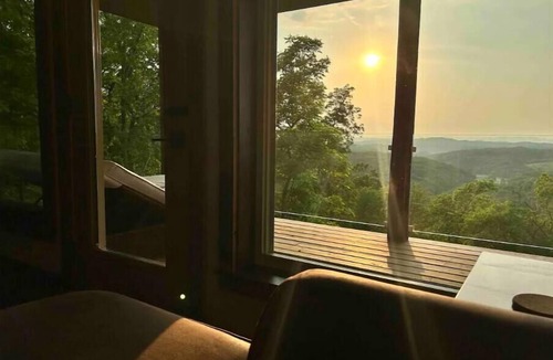 Mindoro House | Soaker Tub & Sunset Sugarloaf Retreat