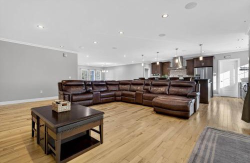 Tolland House | Solar-Powered Luxury Estate Master Spa, Tesla EV, Fast WiFi, Game Room