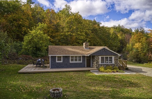 Sunapee House | Soonipi Casa by Sunapee Stays Peekaboo views of Mount Sunapee