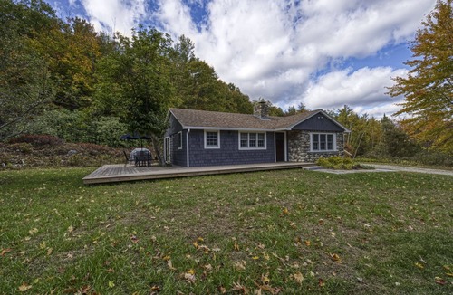 Sunapee House | Soonipi Casa by Sunapee Stays Peekaboo views of Mount Sunapee