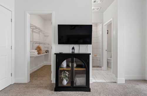 North Oak Park Apartment | Soothing studio with WiFi in vibrant Sacramento