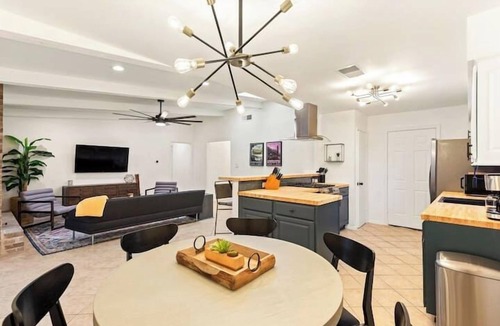 East Congress House | South Congress, Pool Table, King Beds | Portoro