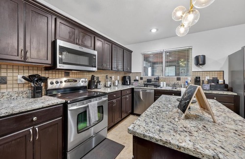 Normal House | Southern Comfort Escapes 5BR for 14 Near NASA home
