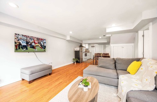 Ravenna House | Spacious 2BR Home, Backyard Parking & UW