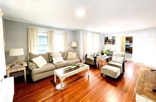 Cove - East Side - Shippan House | Spacious 3 Bd Home Pet Friendly, Parking and Laundry